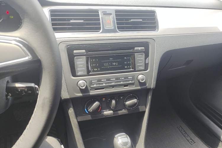 Used Skoda Rapid 2018 1.6L Automatic Comfort Edition Audio And AC Panel