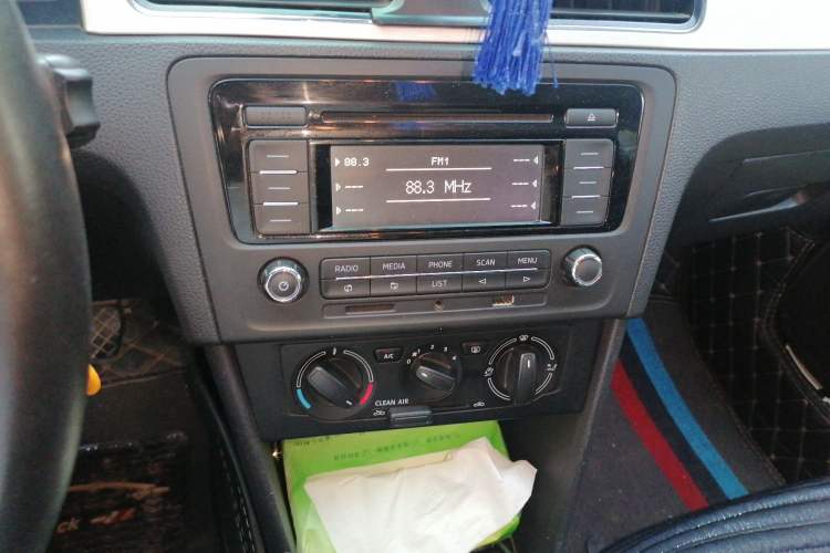 Used Skoda Rapid 2018 1.6L Manual Comfort Edition Audio And AC Panel