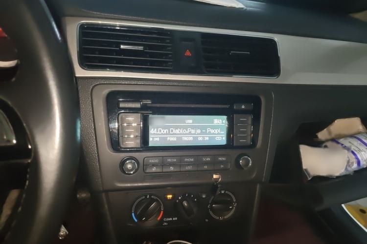 Used Skoda Rapid 2018 1.6L Manual Comfort Edition Audio And AC Panel