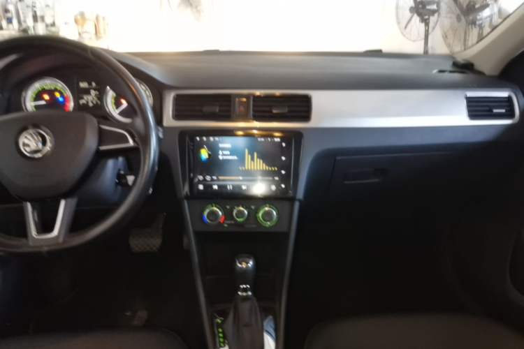 Used Skoda Rapid 2018 1.6L Automatic Comfort Edition Audio And AC Panel