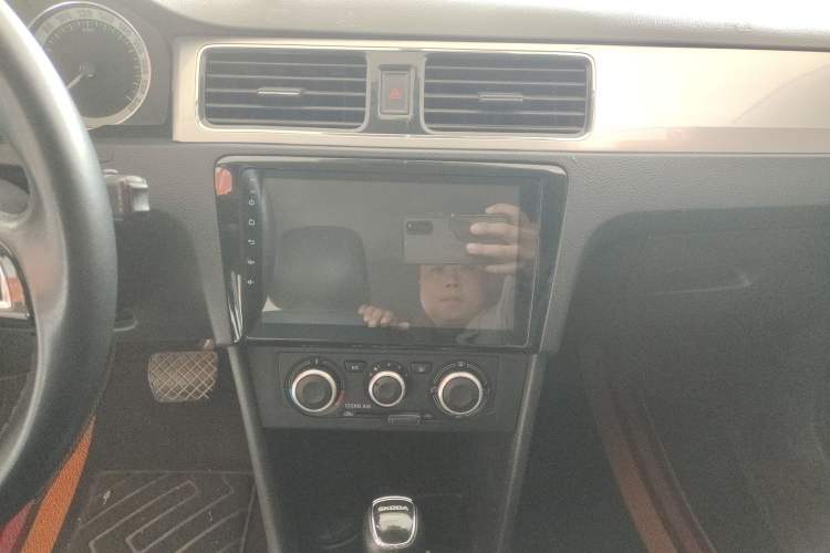 Used Skoda Rapid 2018 1.6L Automatic Comfort Edition Audio And AC Panel