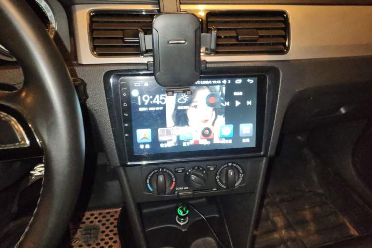 Used Skoda Rapid 2018 1.6L Manual Comfort Edition Audio And AC Panel