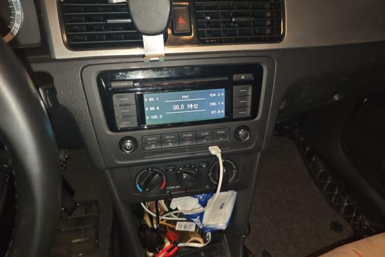 Used Skoda Rapid 2018 1.6L Manual Comfort Edition Audio And AC Panel