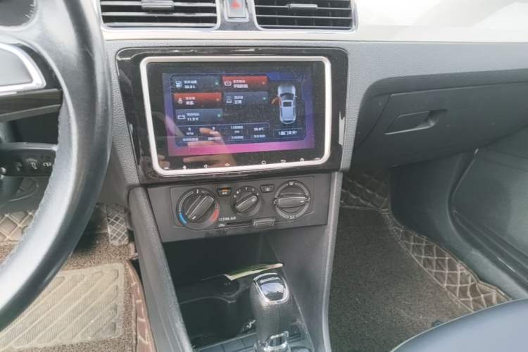 Used Skoda Rapid 2018 1.6L Automatic Comfort Edition Audio And AC Panel