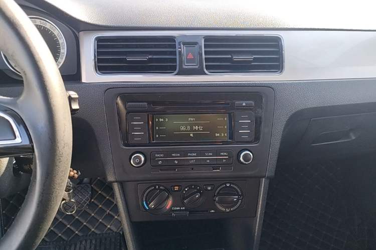 Used Skoda Rapid 2018 1.6L Automatic Comfort Edition Audio And AC Panel