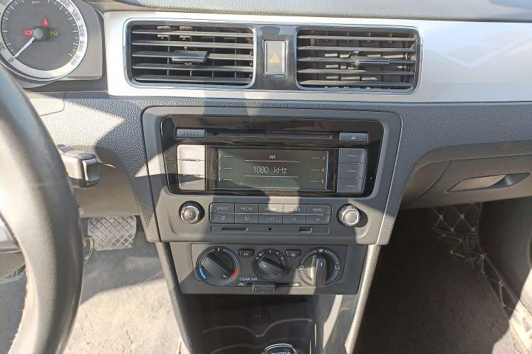 Used Skoda Rapid 2018 1.6L Automatic Comfort Edition Audio And AC Panel