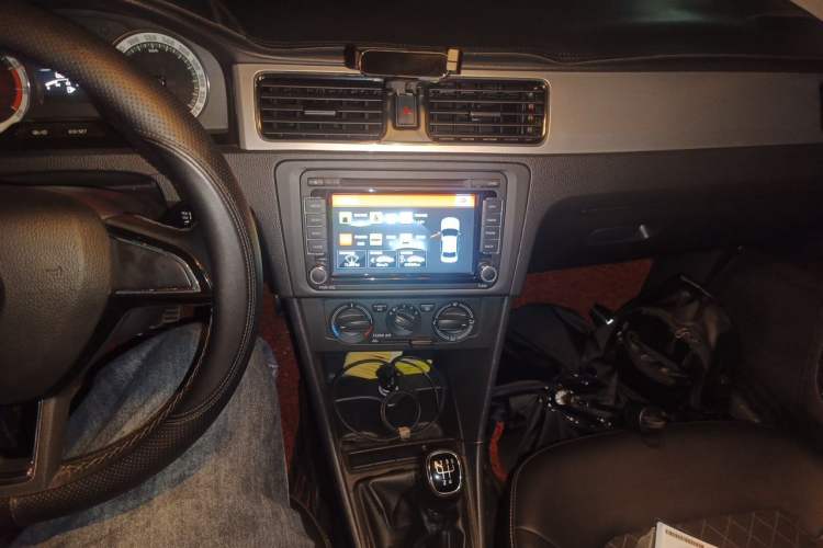 Used Skoda Rapid 2018 1.6L Manual Comfort Edition Audio And AC Panel