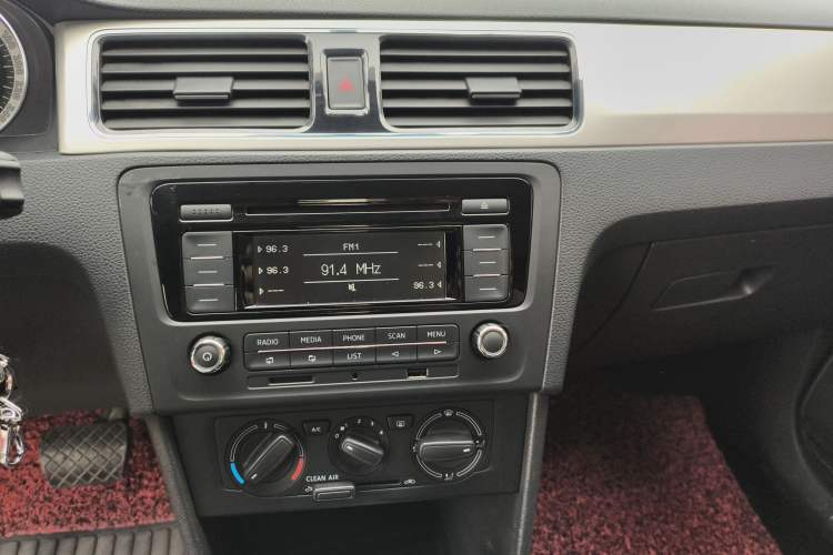 Used Skoda Rapid 2018 1.6L Automatic Comfort Edition Audio And AC Panel