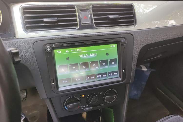 Used Skoda Rapid 2018 1.6L Manual Comfort Edition Audio And AC Panel