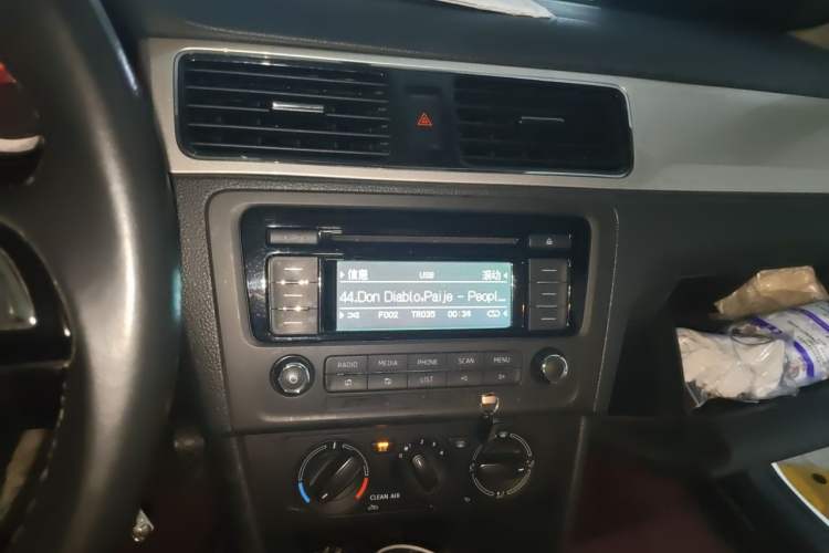 Used Skoda Rapid 2018 1.6L Manual Comfort Edition Audio And AC Panel