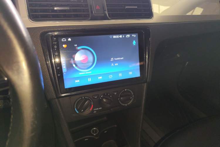 Used Skoda Rapid 2018 1.6L Manual Comfort Edition Audio And AC Panel