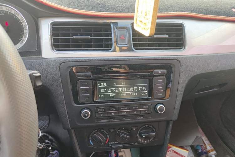Used Skoda Rapid 2018 1.6L Manual Comfort Edition Audio And AC Panel