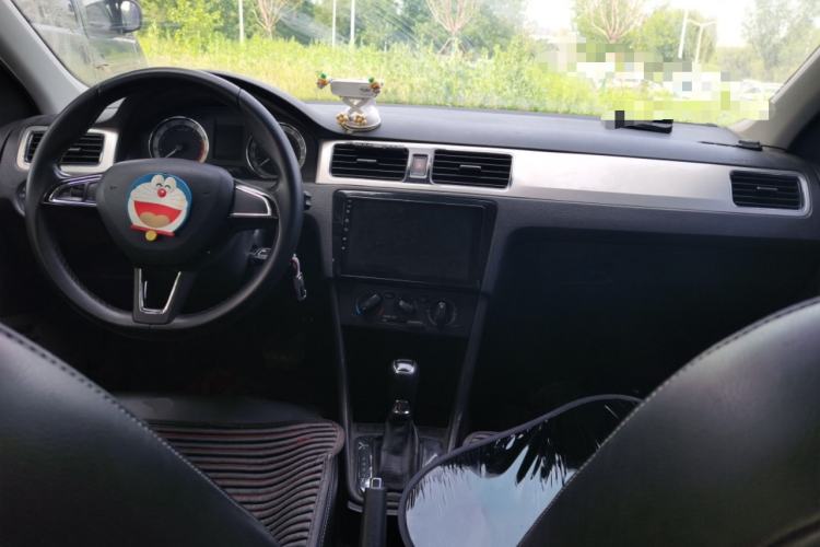 Used Skoda Rapid 2018 1.6L Automatic Comfort Edition Center Console