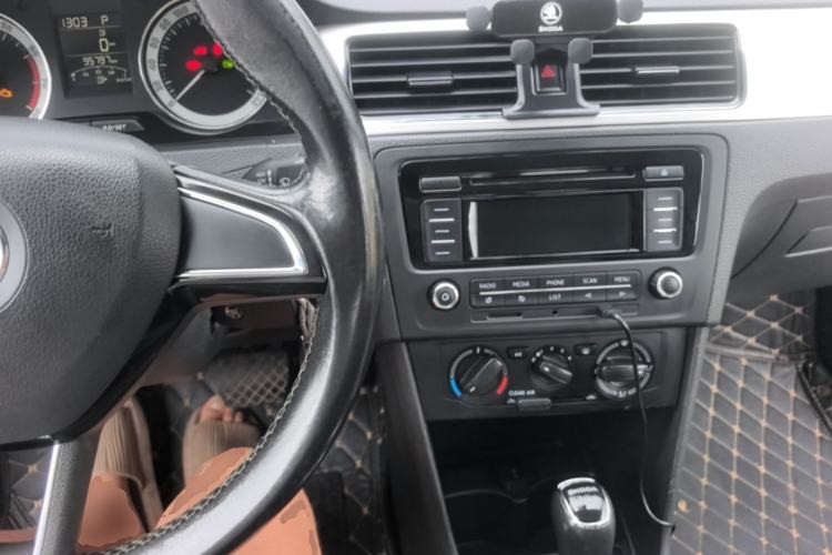 Used Skoda Rapid 2018 1.6L Automatic Comfort Edition Center Console