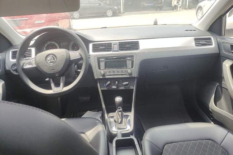 Used Skoda Rapid 2018 1.6L Automatic Comfort Edition Center Console