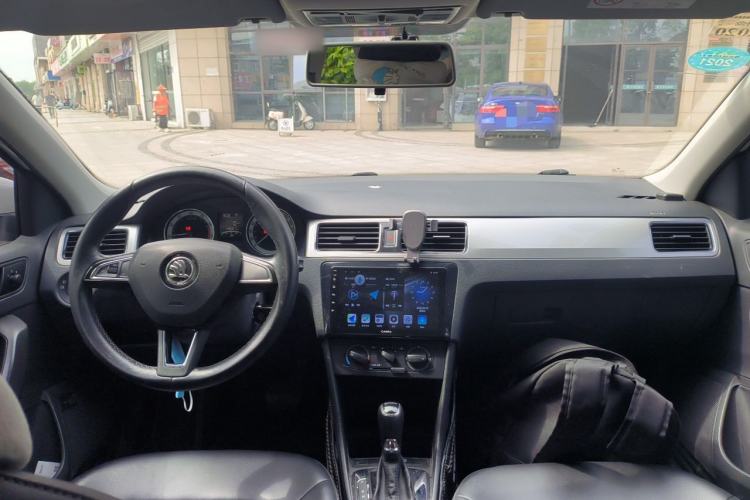 Used Skoda Rapid 2018 1.6L Automatic Comfort Edition Center Console