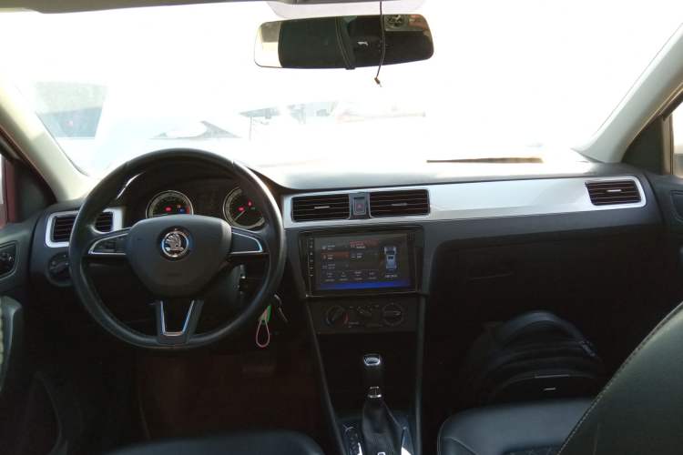 Used Skoda Rapid 2018 1.6L Automatic Comfort Edition Center Console