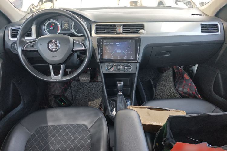 Used Skoda Rapid 2018 1.6L Automatic Comfort Edition Center Console