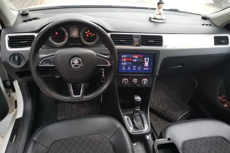 Used Skoda Rapid 2018 1.6L Automatic Comfort Edition Center Console