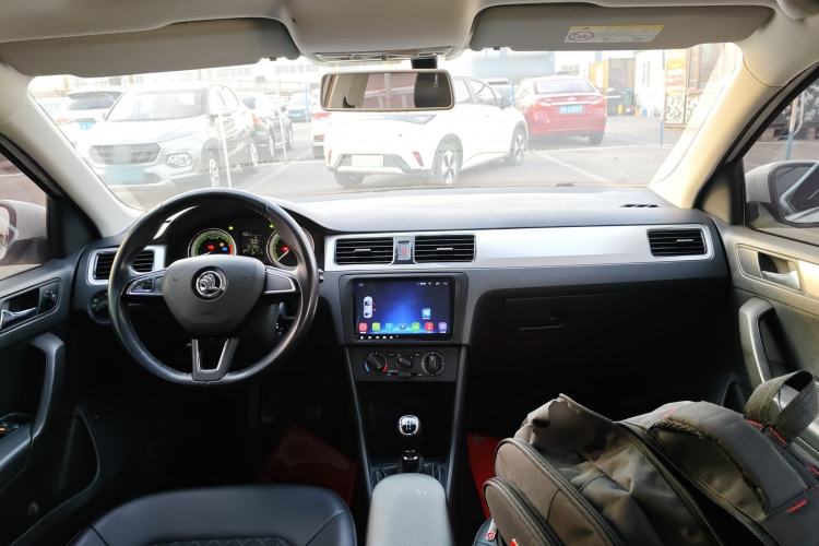 Used Skoda Rapid 2018 1.6L Manual Comfort Edition Center Console