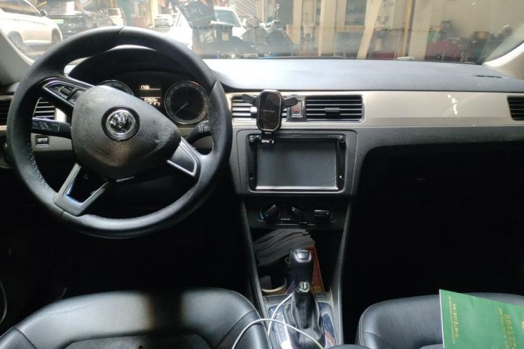 Used Skoda Rapid 2018 1.6L Automatic Comfort Edition Center Console