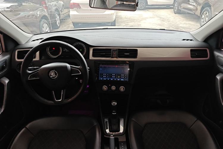 Used Skoda Rapid 2018 1.6L Automatic Comfort Edition Center Console