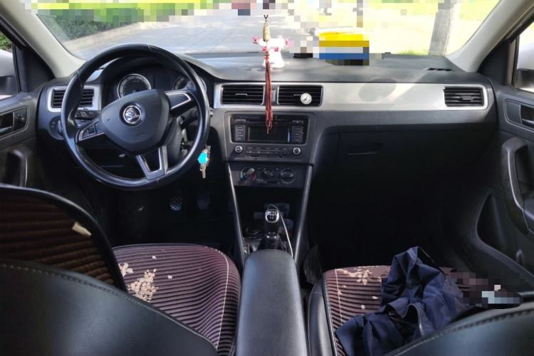 Used Skoda Rapid 2018 1.6L Manual Comfort Edition Center Console