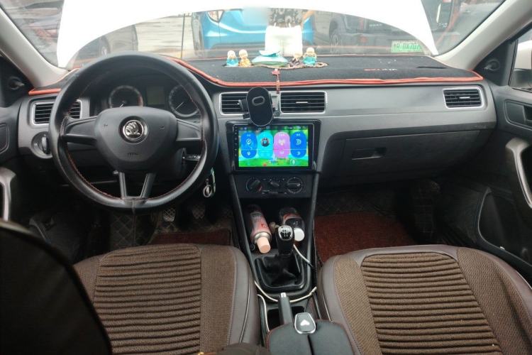 Used Skoda Rapid 2018 1.6L Manual Standard Edition Center Console