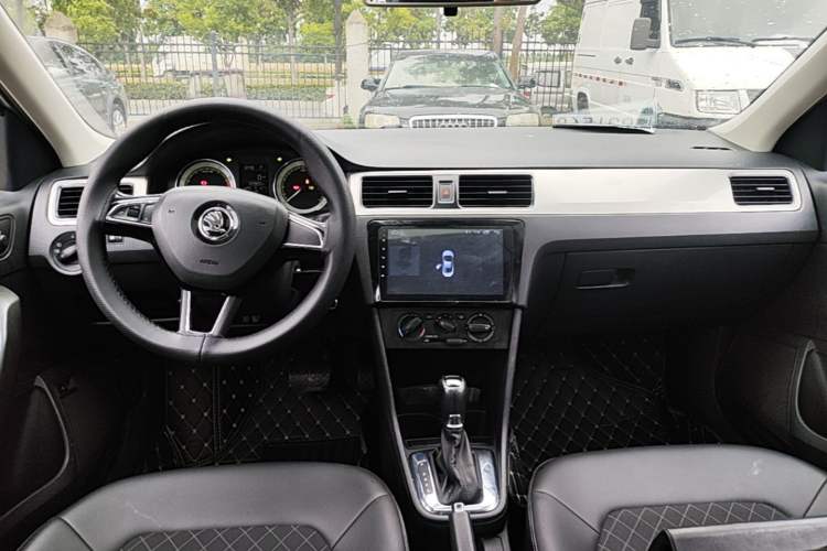 Used Skoda Rapid 2018 1.6L Automatic Comfort Edition Center Console