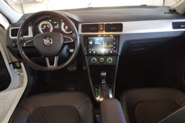 Used Skoda Rapid 2018 1.6L Automatic Comfort Edition Center Console