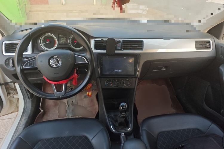 Used Skoda Rapid 2018 1.6L Manual Comfort Edition Center Console
