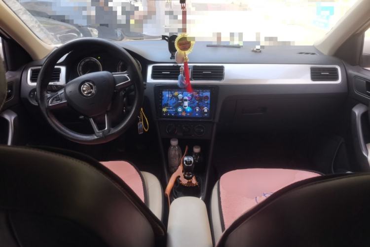 Used Skoda Rapid 2018 1.6L Manual Comfort Edition Center Console