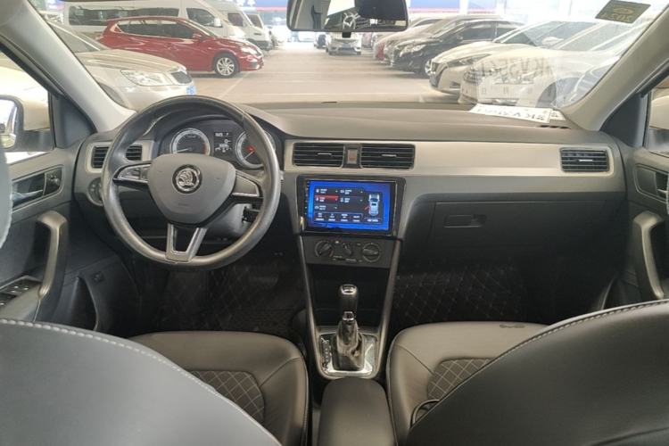 Used Skoda Rapid 2018 1.6L Automatic Comfort Edition Center Console