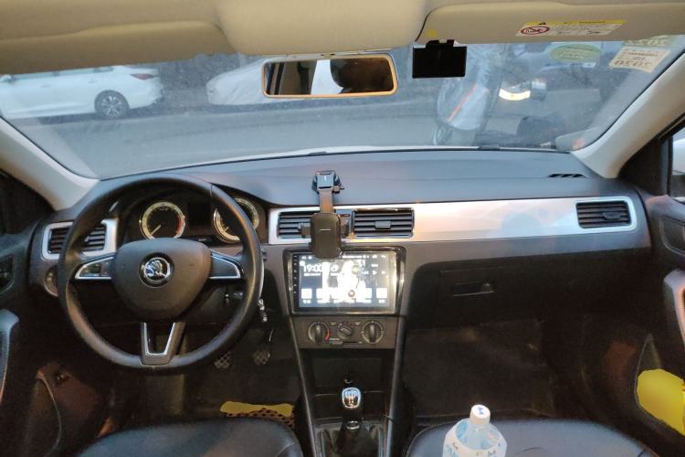 Used Skoda Rapid 2018 1.6L Manual Comfort Edition Center Console