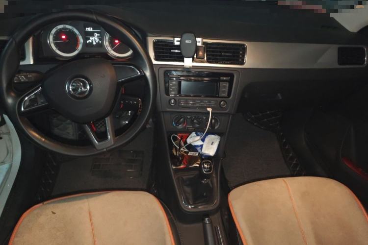 Used Skoda Rapid 2018 1.6L Manual Comfort Edition Center Console