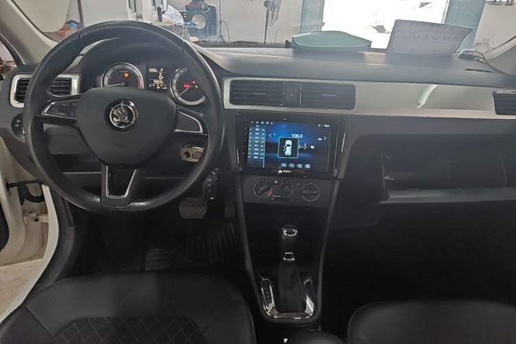 Used Skoda Rapid 2018 1.6L Automatic Comfort Edition Center Console