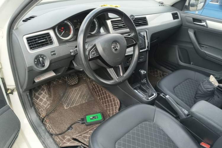 Used Skoda Rapid 2018 1.6L Automatic Comfort Edition Center Console