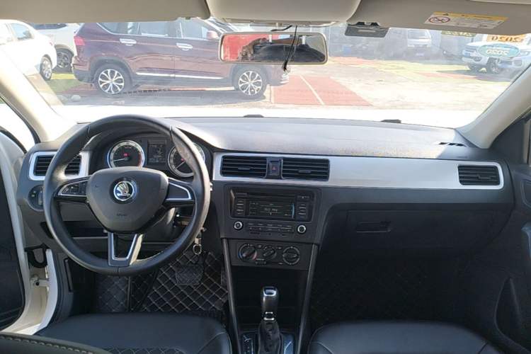 Used Skoda Rapid 2018 1.6L Automatic Comfort Edition Center Console