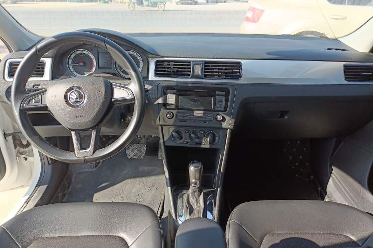 Used Skoda Rapid 2018 1.6L Automatic Comfort Edition Center Console