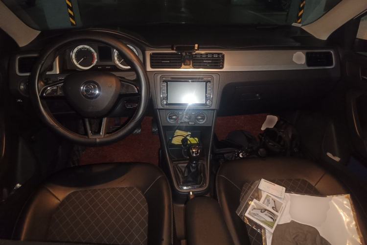 Used Skoda Rapid 2018 1.6L Manual Comfort Edition Center Console