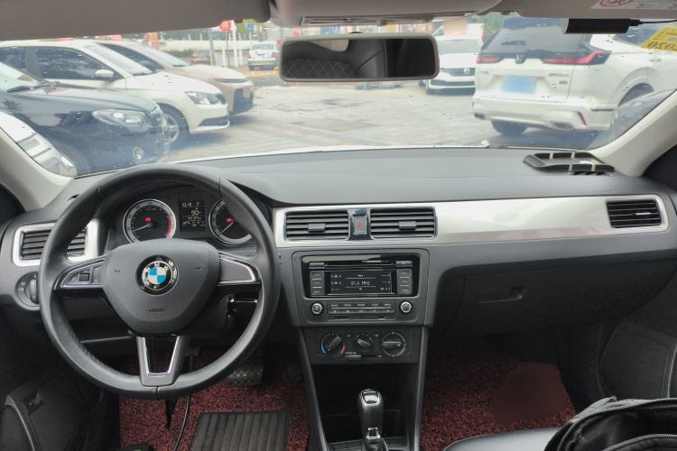 Used Skoda Rapid 2018 1.6L Automatic Comfort Edition Center Console