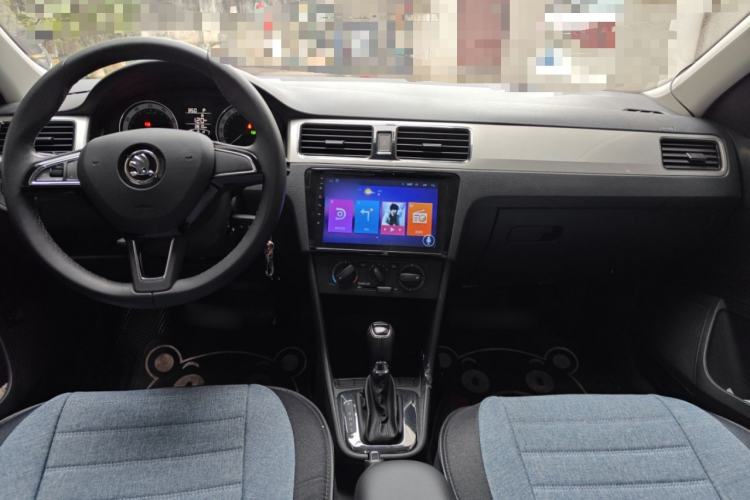 Used Skoda Rapid 2018 1.6L Automatic Comfort Edition Center Console