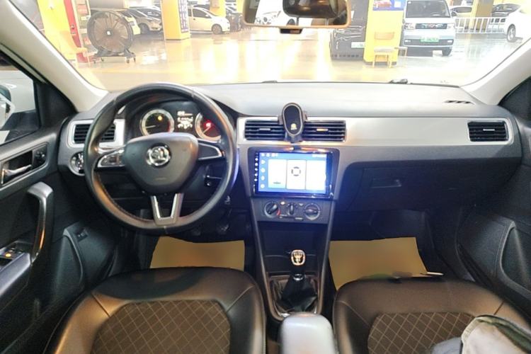 Used Skoda Rapid 2018 1.4L Manual Comfort Edition Center Console