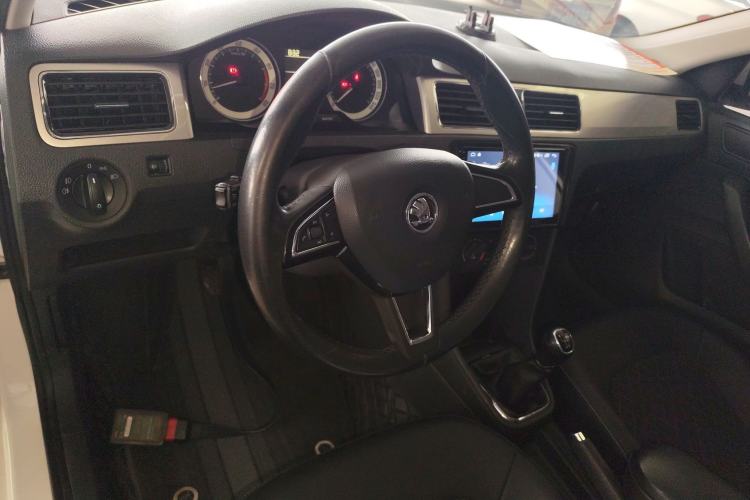 Used Skoda Rapid 2018 1.6L Manual Comfort Edition Center Console