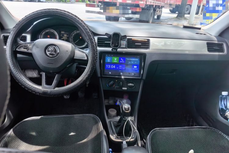 Used Skoda Rapid 2018 1.6L Manual Comfort Edition Center Console