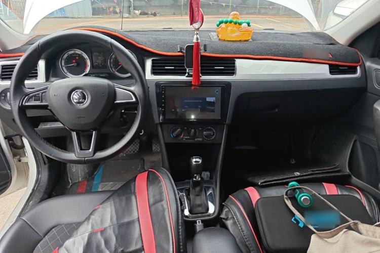 Used Skoda Rapid 2018 1.6L Automatic Comfort Edition Center Console