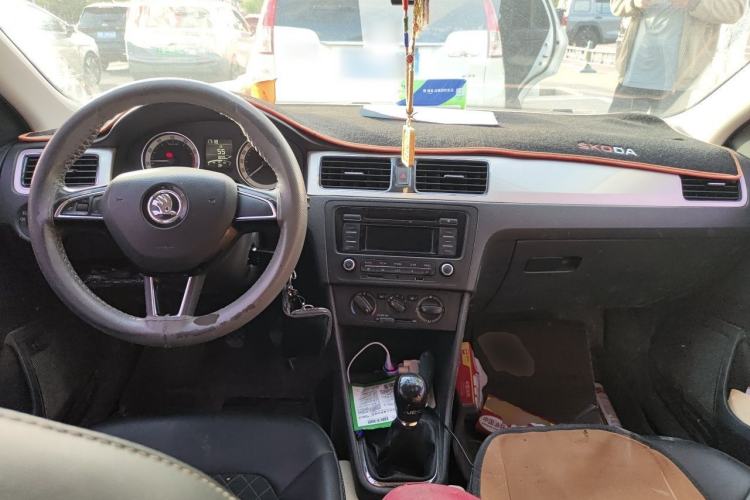 Used Skoda Rapid 2018 1.6L Manual Comfort Edition Center Console