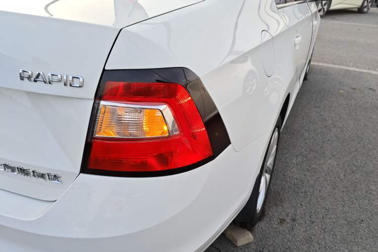 Used Skoda Rapid 2018 1.6L Manual Comfort Edition Exterior 3