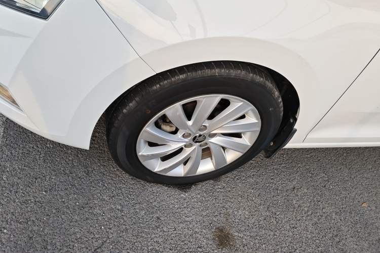 Used Skoda Rapid 2018 1.6L Manual Comfort Edition Exterior 4