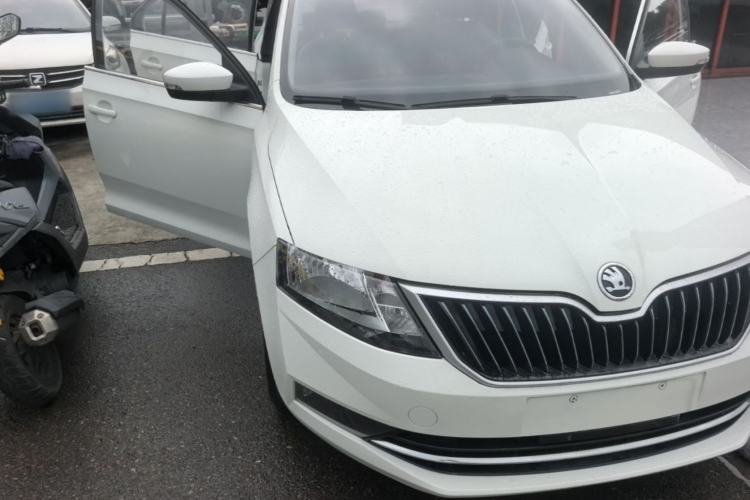 Used Skoda Rapid 2018 1.6L Automatic Comfort Edition Front Right 45 Deg
